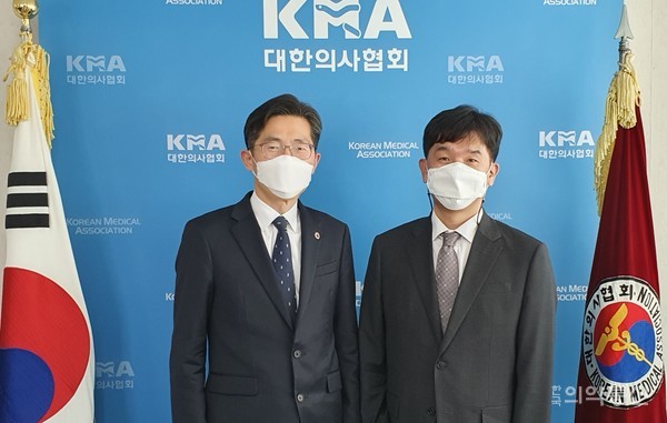 (좌측부터)대한의사협회 이필수 회장, 한국화이자제약 오동욱 대표이사 / 사진= 대한의사협회