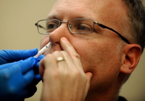 코에 분무하는 백신 등 차세대 코로나 백신 개발이 진행되고 있다(출처-구글)