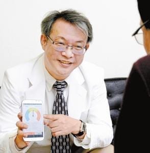 목소리로 코로나 경증과 중등증을 판별하는 기술을 개발 중인 토쿠노 신이치 교수(사진 출처 - 구글)