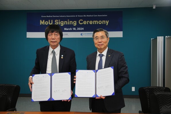 한국의료기기산업협회 김영민 회장(오른쪽)과 TBMCA 포모사 루(Formosa Lu) 회장이 MOU를 체결하고 기념촬영을 하고 있다.