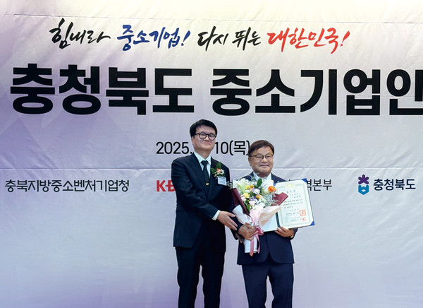 (왼쪽부터) 충북지방중소벤처기업 노진상청장, 한국팜비오 남봉길 회장