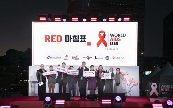 (왼쪽부터) 방송인 홍석천, 공공소통연구소 이종혁 소장, 국립중앙의료원 감염내과 진범식 교수, KNP+ 손석수 대표, 주한캐나다대사 필립 라포르튠, 신나는센터 김승환 상임이사, 길리어드 사이언스 ICR 지역 총괄 Janet Dorling 사장, 길리어드 사이언스 최고 상업 책임자(CCO)Johanna Mercier 사장, 길리어드 코리아 최재연 대표이사