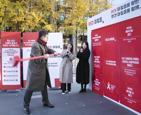 청계광장 곳곳에 마련된 HIV 차별과 편견 종식을 위한 다양한 참여형 프로그램에 많은 시민들이 참여하고 있다