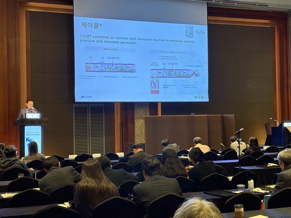 [사진설명] JW중외제약은 지난 23일 롯데호텔 서울에서 열린 한국건강검진학회 추계학술대회에서 정제형 대장정결제 ‘제이클 정’ 심포지엄을 개최했다. 제이클 정의 약효와 안전성, 복약 순응도를 공유하기 위해 마련된 이번 심포지엄에는 내과 전문의를 비롯한 의료진이 참석했다.